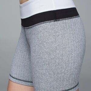 Lululemon women’s size 8 groove shorts (regular) heathered herringbone